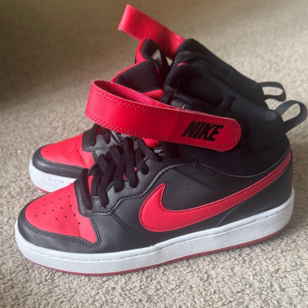 Nike Kids Black and Red Strap Sneakers